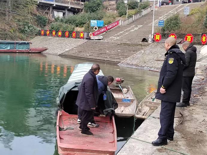 春運第一天，芷江水運事務(wù)中心執(zhí)法人員去碧涌大垅進行安全巡查，確保水上交通安全！ (4)